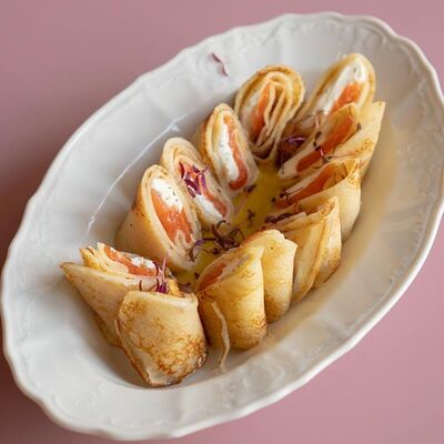 Блинчики с лососем укропным кремом в Pioner по цене 730 ₽