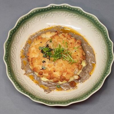Пожарская котлета с картофельным пюре и сливочно-грибным соусом в Мёд и Масло по цене 710 ₽