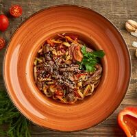 Вок с говядиной в соусе кимчи в Luna lounge