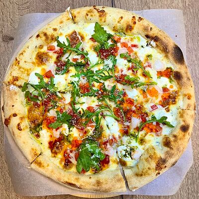 Пицца с креветками, творожным сыром и икрой 30 см в Grillwood по цене 1050 ₽