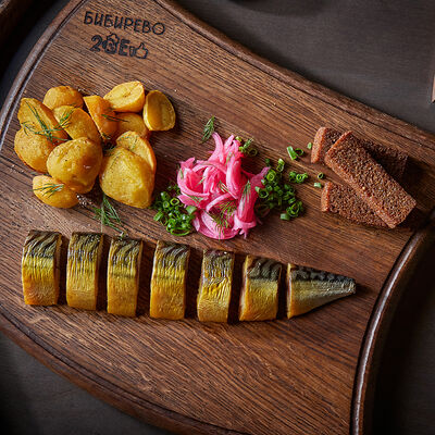 Скумбрия холодного копчения с печёным картофелем в Бибирево по цене 950 ₽