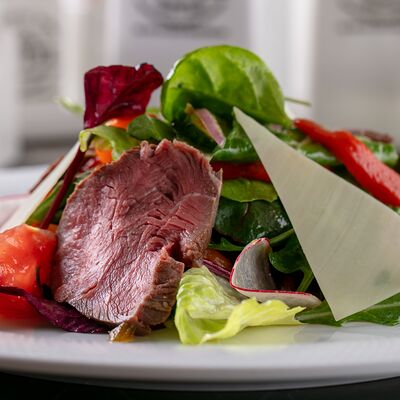 Салат с ростбифом в Кристалл по цене 950 ₽