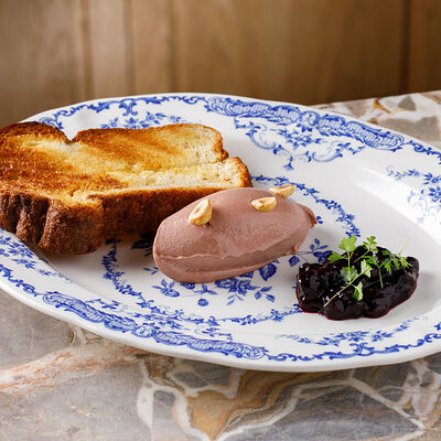 Пате из куриной печени с конфитюром из черной смородины в Joli grand bistrot по цене 950 ₽