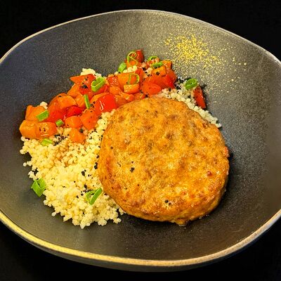 Горячее: Котлета из лосося с кускусом и овощами в Singapore Premium по цене 530 ₽