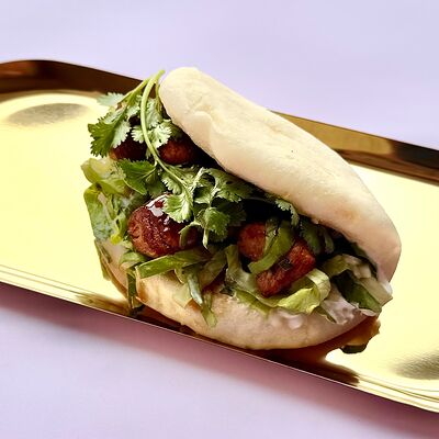 Сэндвич на паровой булочке Бао, испечённой сегодня, с имбирным цыплёнком в Просто Азия x Десертория по цене 490 ₽