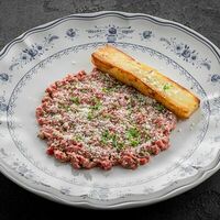 Тартар из говядины с гратеном в Этаж 41