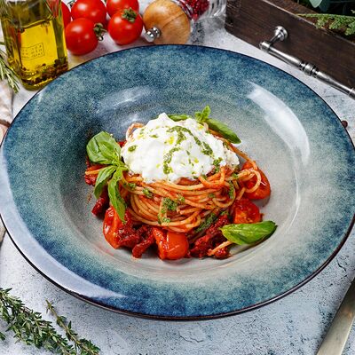 Спагетти со страчателлой и запеченными томатами в Мясье Шашлык по цене 650 ₽