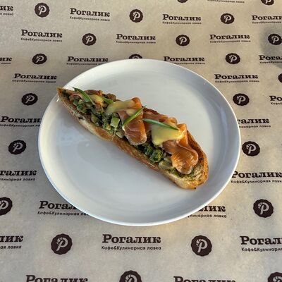 Тост с авокадо и слабосоленым лососемв Рогалик по цене 455 ₽
