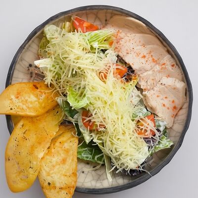 Цезарь с индейкой в PlutuS Resto Club по цене 490 ₽