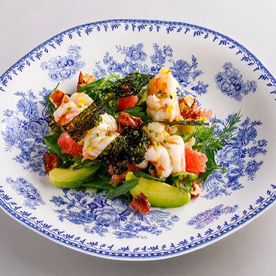 Микс зелени с креветками, авокадо, грейпфрутом, кешью и нори в Crevette по цене 1190 ₽