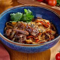 Вок с говядиной, гречневая лапша в BBQ Beer Restaurant