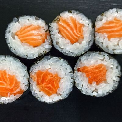 Маки с лососем в More sushi по цене 389 ₽