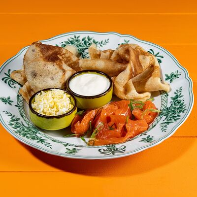 Блины со сметаной, яйцом и форелью в Сорренто by Novikov по цене 630 ₽