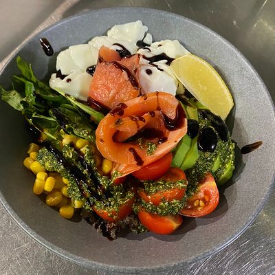 Боул с лососем и яйцом пашот в Moonlight Cafe по цене 990 ₽