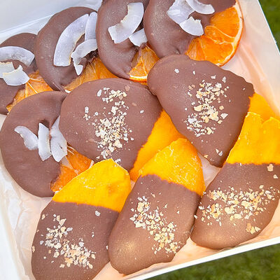 Манго и апельсин в шоколаде в Букет Альфред I клубника в шоколаде и букеты по цене 1590 ₽