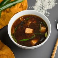 Острый суп с лососем и мясом краба в Asia