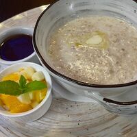 Овсяная каша на молоке с фруктами и джемом в Marco Polo