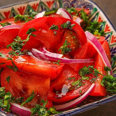 Салат с помидорами, красным луком и соусом Наршараб в Чайхана Пловчик по цене 440 ₽