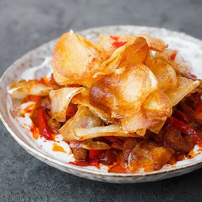 Баранина с картофельными чипсами и соусом в Дюшес по цене 690