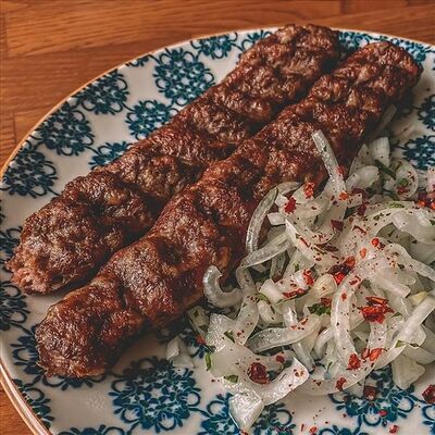 Люля-кебаб из говядины с тимьяном и розмарином в Соль & Перец по цене 487 ₽