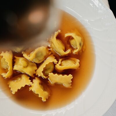 Тортеллини в бульоне в Salone pasta & bar по цене 990 ₽