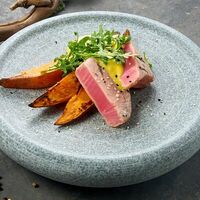 Тунец с бататом и манго соусом в Gustogram