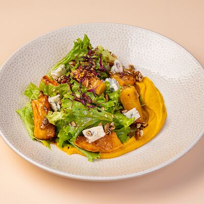 Салат с тыквой, горгонзолой и кленовой заправкой в Круассан-кафе по цене 565 ₽