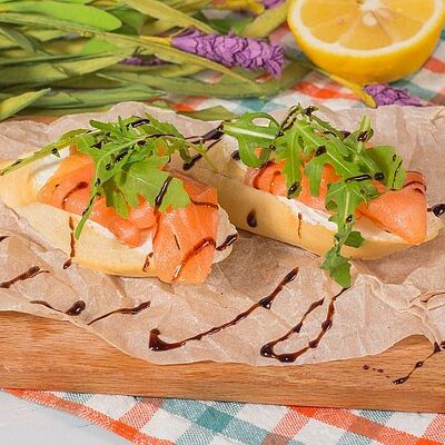 Брускетта со слабосоленой семгой и сыром в Луиджи & Тосё по цене 359