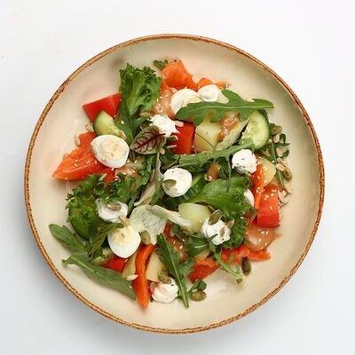 Салат из лососем и сырным муссом в Сытый кит по цене 760 ₽