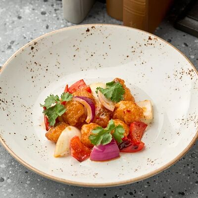 Хрустящая треска с овощами в остро-сладком соусе в Double по цене 830