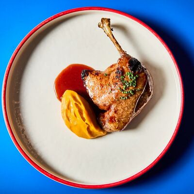 Утиная ножка, крем из батата, вишневый соус в Mates pizzabar по цене 850 ₽