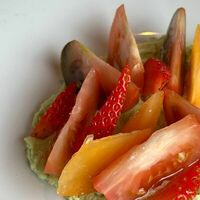 Крем из бобов эдамаме с томатами и клубникой в More More