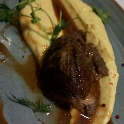 Телячьи щёчки с картофельным пюре в Ламаро по цене 890 ₽