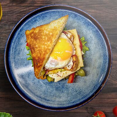 Сэндвич с курицей, яйцом и беконом в City club по цене 550 ₽