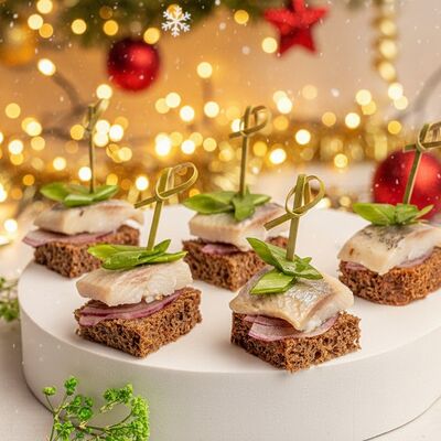 Канапе с сельдью и зеленым луком 20 штук в KanapeFest по цене 1410 ₽
