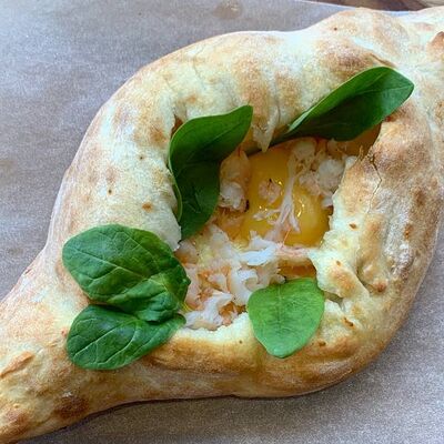 Хачапури по-аджарски с креветками в Дади по цене 690