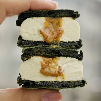 Макарон Хвойный с кедровым пралине в Yumbaker gardens по цене 375 ₽