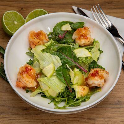 Салат с апельсиновым дрессингом и креветками в Кофейня Чайка по цене 690 ₽