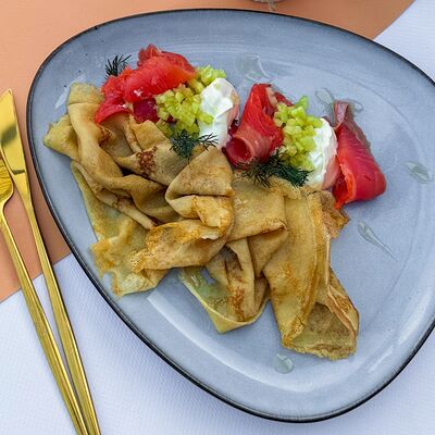 Блины со слабосолёной семгой и сметанойв Wow Tortik по цене 660 ₽