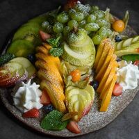 Свежие фрукты с кремом чиз в Diamonds