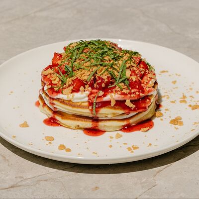 Панкейки с клубникой и творожным сыром в Сэт по цене 585 ₽