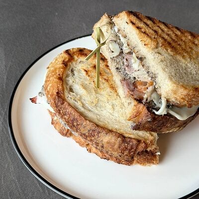 Сэндвич с беконом и трюфельным кремом в Гости, бистро по цене 480 ₽