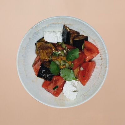 Теплый салат с баклажанами в Романовская пекарня по цене 650 ₽