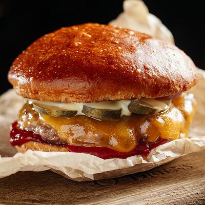 Чизбургер в О`Briens по цене 455 ₽