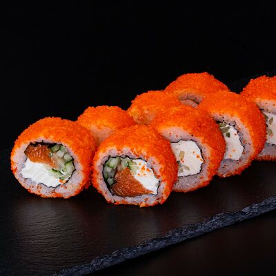 Калифорния с лососем в СушиТаяки по цене 990 ₽