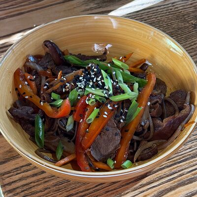 Соба с говядиной шитакив Сакура по цене 650 ₽