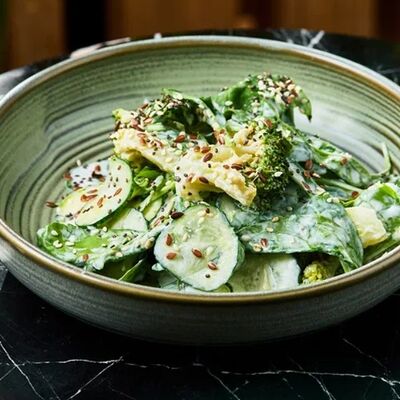 Зелёный салат с кунжутным дрессингом в AGATA по цене 450 ₽