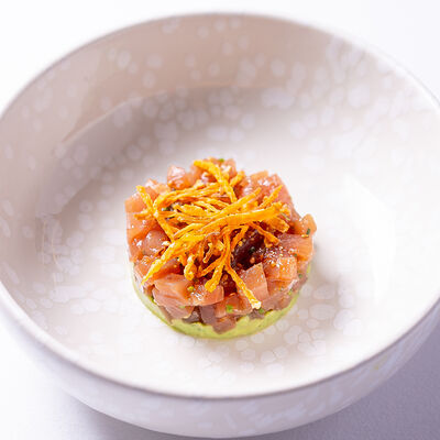 Тартар из тунца с клубникой и авокадо в Бистро Рыба Мечты по цене 850 ₽