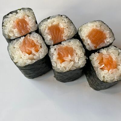 Ролл с лососем в Цветение Сакуры по цене 420 ₽