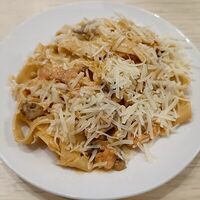 Феттуччине с креветками и грибы в Территорио